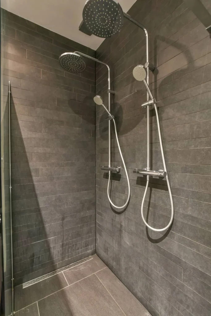 Douche italienne moderne avec deux pommes de douche pour se doucher en couple.