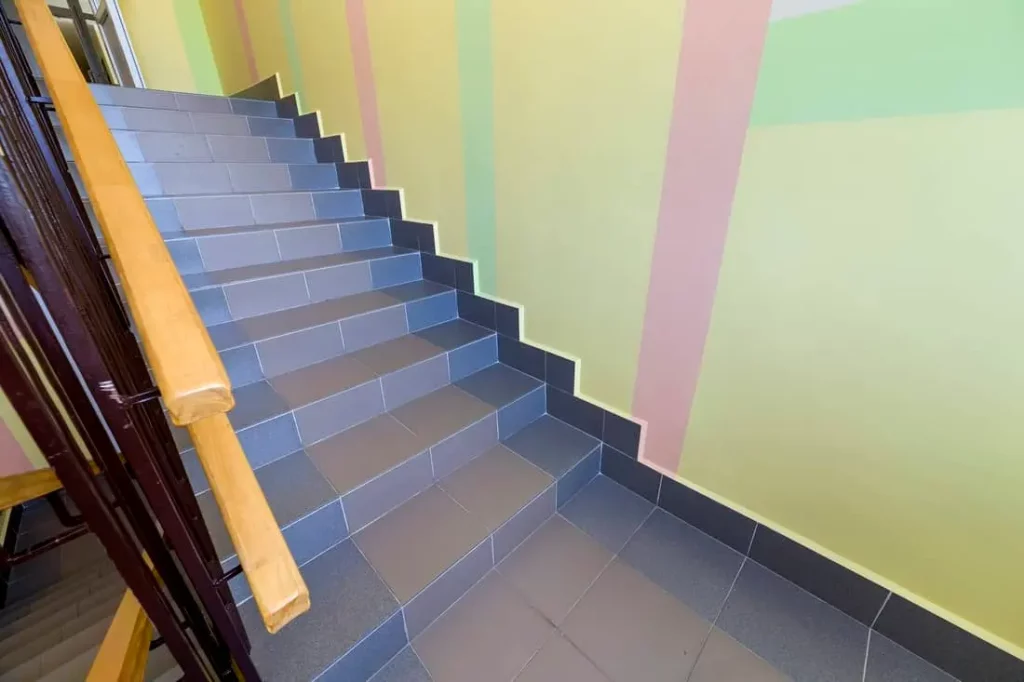 Escalier en céramique terminée dans la cage d'escalier d'une école.