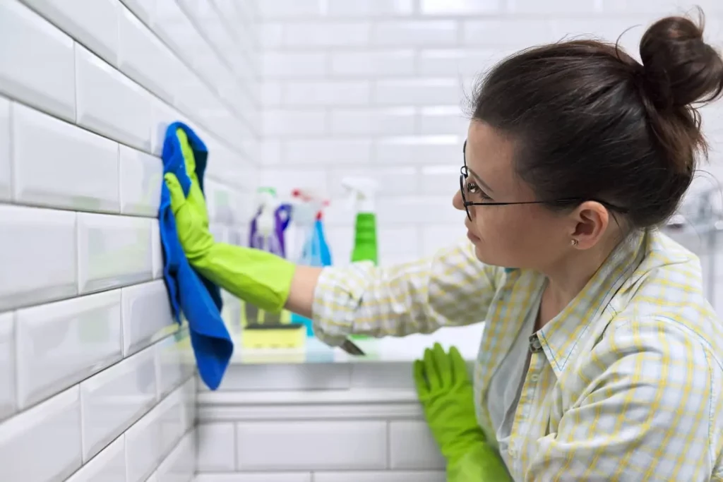 Nettoyage et entretien régulier de la céramique dans une salle de bain.